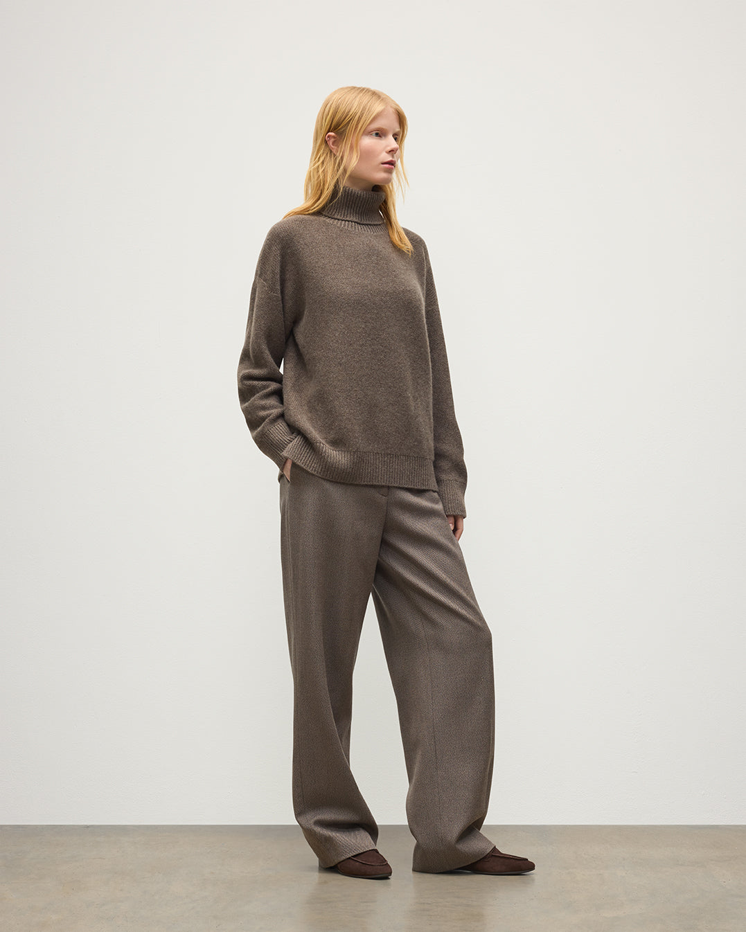 JOHNSTONS OF ELGIN MAGGIE ROLL NECK SWEATER CASHMERE REVERSE STITCH ROLL NECK SWEATER - 8 PLY BROWN 100% CASHMERE KAI05983HB7128