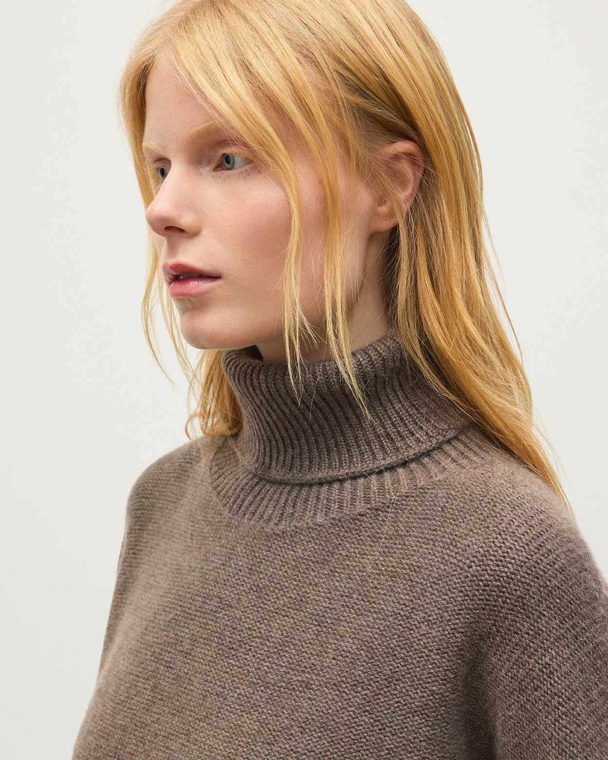 JOHNSTONS OF ELGIN MAGGIE ROLL NECK SWEATER CASHMERE REVERSE STITCH ROLL NECK SWEATER - 8 PLY BROWN 100% CASHMERE KAI05983HB7128
