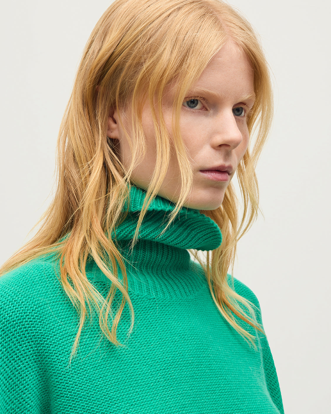 JOHNSTONS OF ELGIN MAGGIE ROLL NECK SWEATER CASHMERE REVERSE STITCH ROLL NECK SWEATER - 8 PLY GREEN 100% CASHMERE KAI05983SC4760