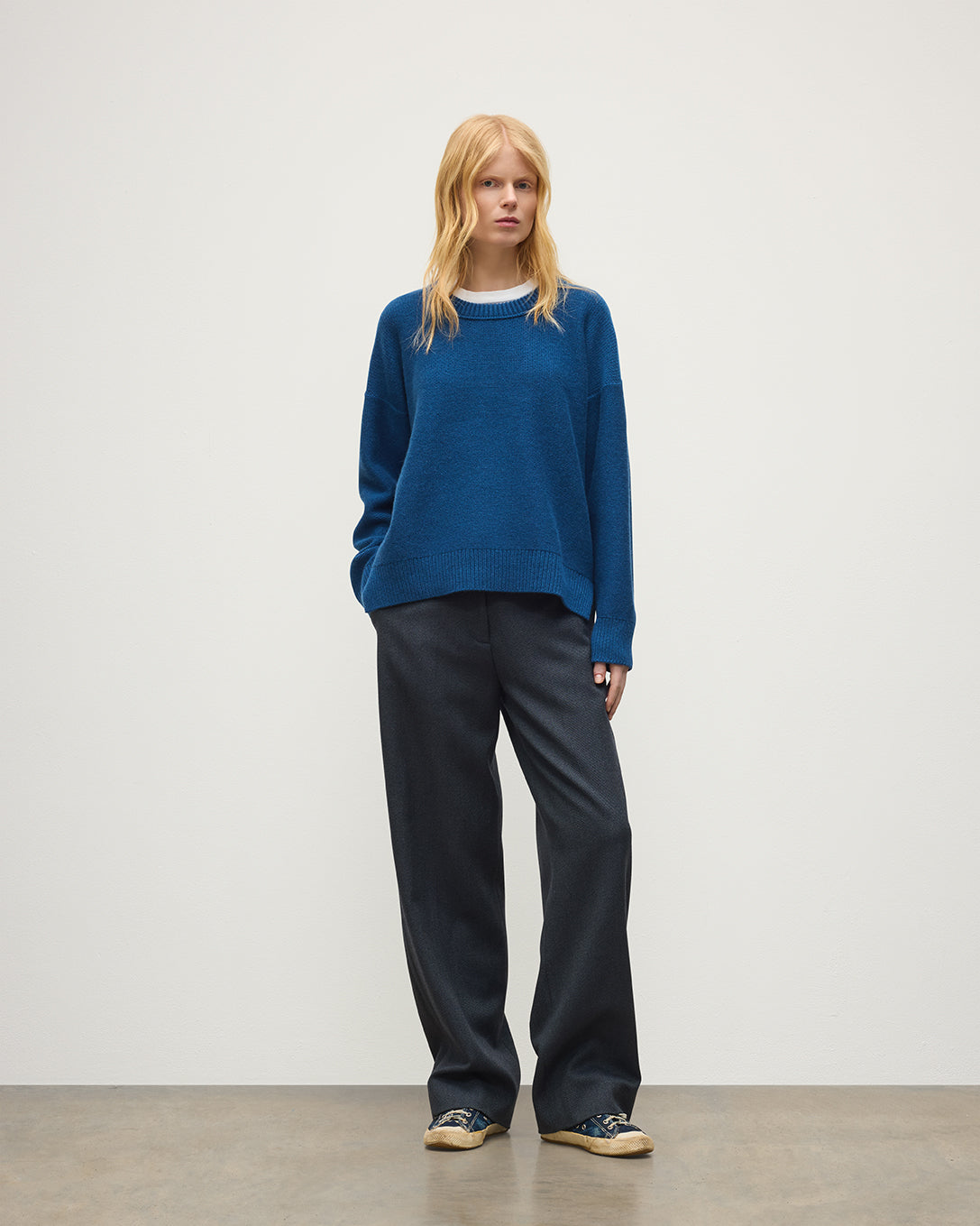 JOHNSTONS OF ELGIN MAGGIE CREW SWEATER CASHMERE REVERSE STITCH ROUND NECK SWEATER - 8 PLY BLUE 100% CASHMERE KAI05990SD5369