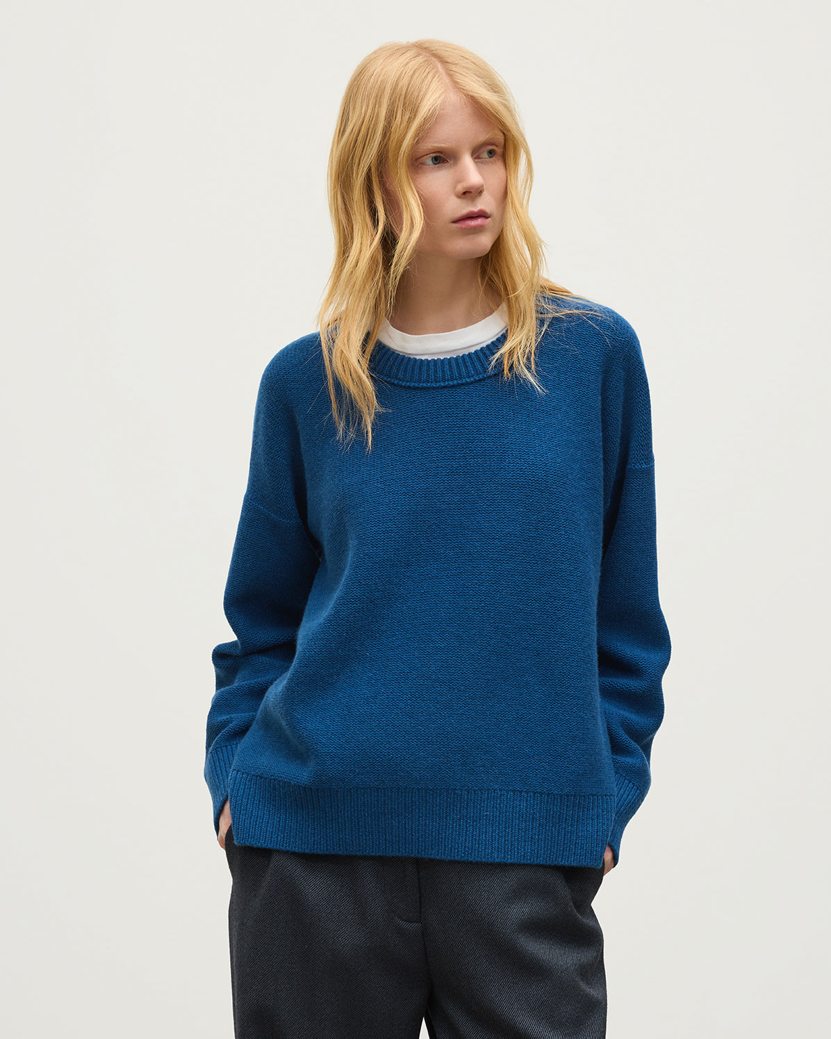 JOHNSTONS OF ELGIN MAGGIE CREW SWEATER CASHMERE REVERSE STITCH ROUND NECK SWEATER - 8 PLY BLUE 100% CASHMERE KAI05990SD5369