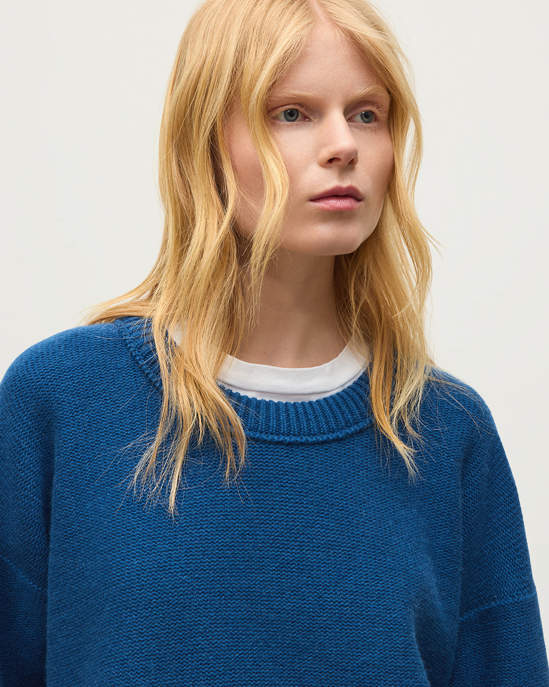 JOHNSTONS OF ELGIN MAGGIE CREW SWEATER CASHMERE REVERSE STITCH ROUND NECK SWEATER - 8 PLY BLUE 100% CASHMERE KAI05990SD5369