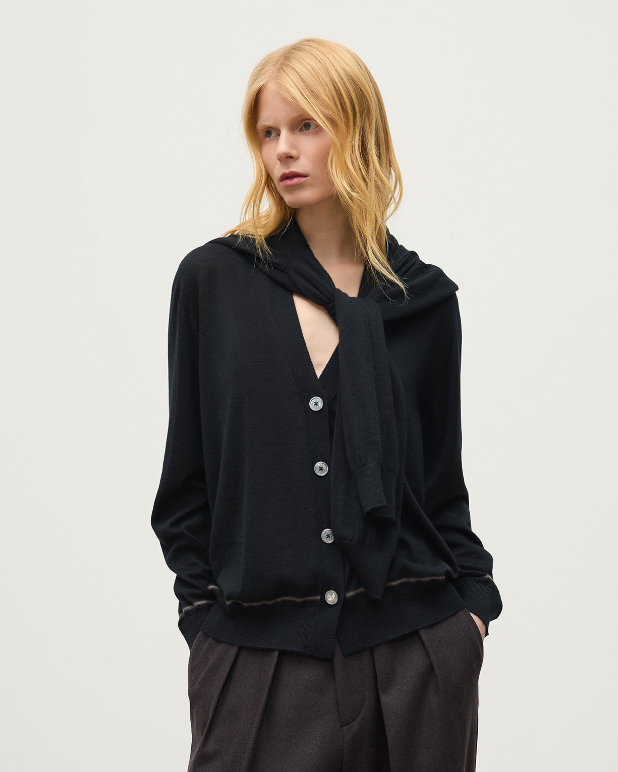 JOHNSTONS OF ELGIN EFFIE VEE CARDIGAN SUPERFINE CASHMERE VEE NECK CARDIGAN WITH TIPPING - 3 PLY BLACK 100% CASHMERE KAI06032Q26334