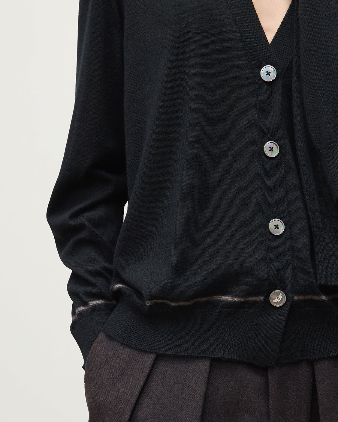 JOHNSTONS OF ELGIN EFFIE VEE CARDIGAN SUPERFINE CASHMERE VEE NECK CARDIGAN WITH TIPPING - 3 PLY BLACK 100% CASHMERE KAI06032Q26334