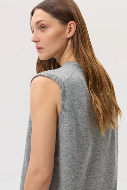 Female model wearing Johnstons of Elgin SS25 Unisex Knitwear Light Grey Cashmere Tank against a white background  KAP05243HA0308