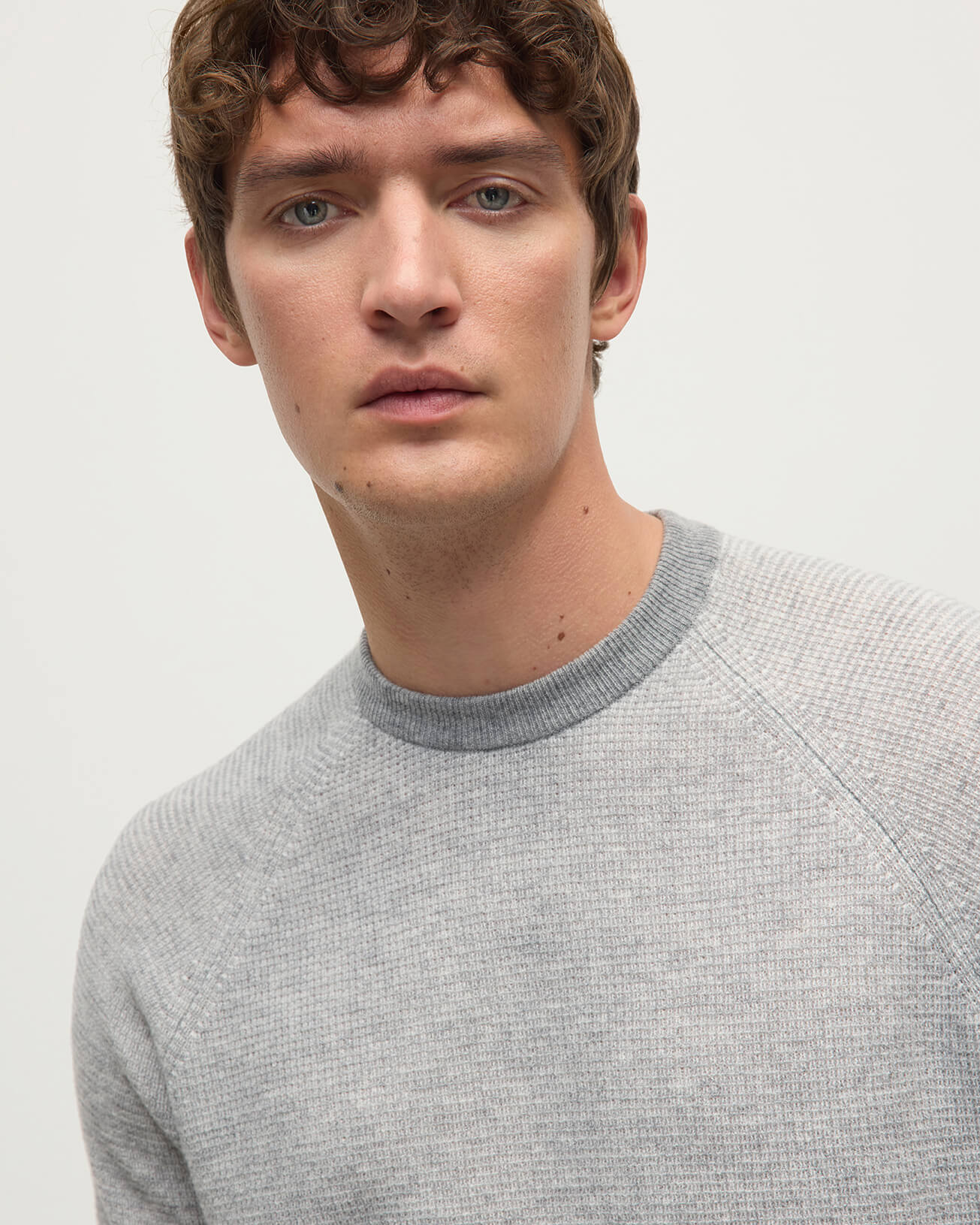 Johnstons of Elgin AW25 Men's Knitwear Light Grey & Zinc White Waffle Stitch Grey Cashmere Jumper KAP05441Q25349