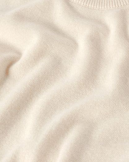 Johnstons of Elgin AW25 Men's Knitwear Champagne  Classic Cashmere Cream Round Neck Jumper KAP05471SA0502