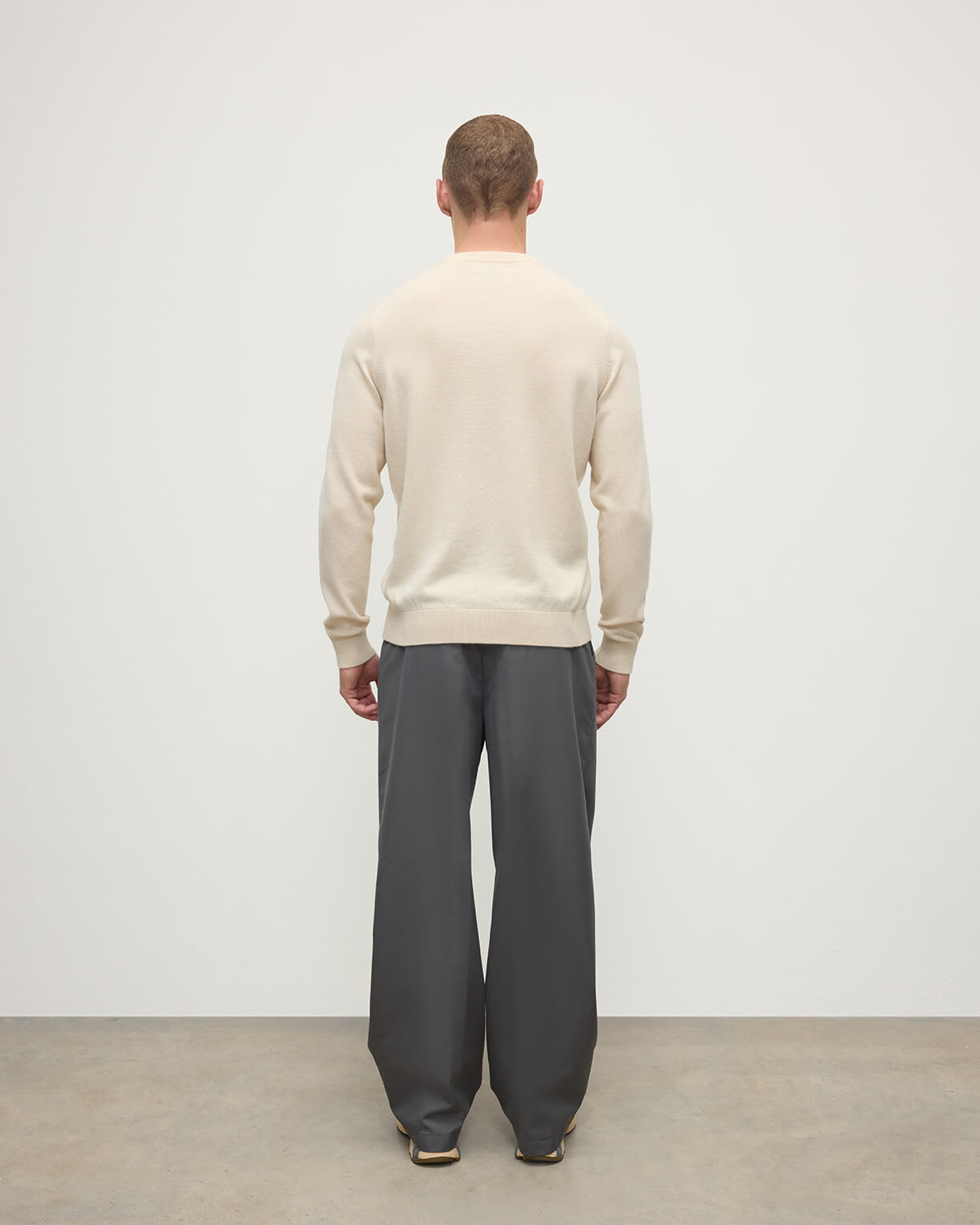 Johnstons of Elgin AW25 Men's Knitwear Champagne  Classic Cashmere Cream Round Neck Jumper KAP05471SA0502