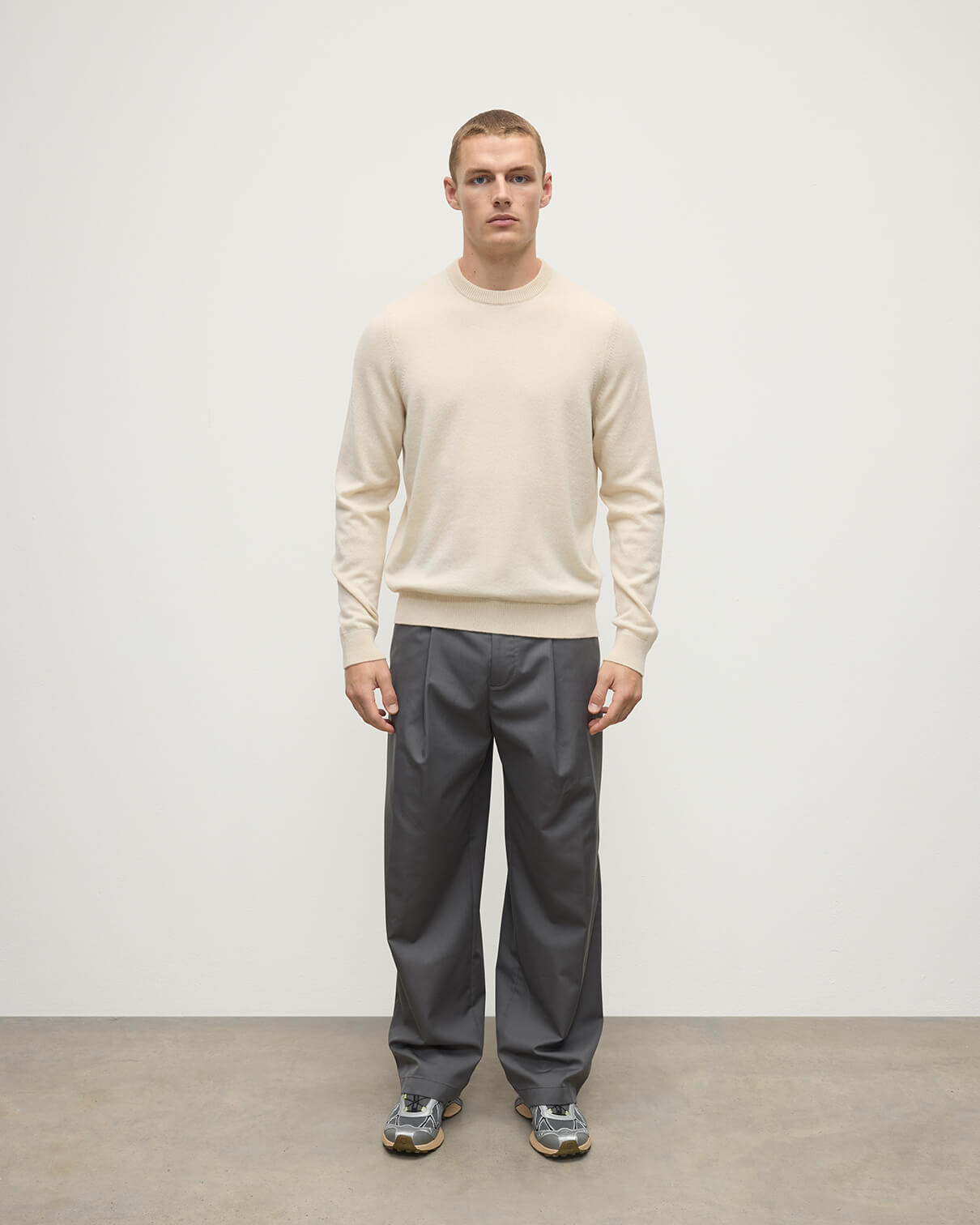 Johnstons of Elgin AW25 Men's Knitwear Champagne  Classic Cashmere Cream Round Neck Jumper KAP05471SA0502