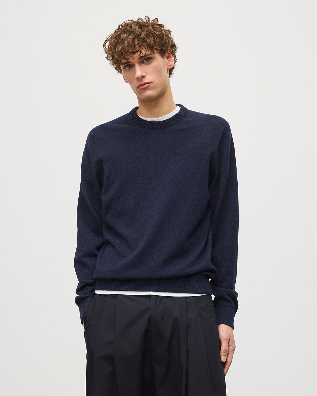 Johnstons of Elgin Men's Knitwear Dark Navy Classic Cashmere Navy Round Neck Jumper KAP05471SD7666