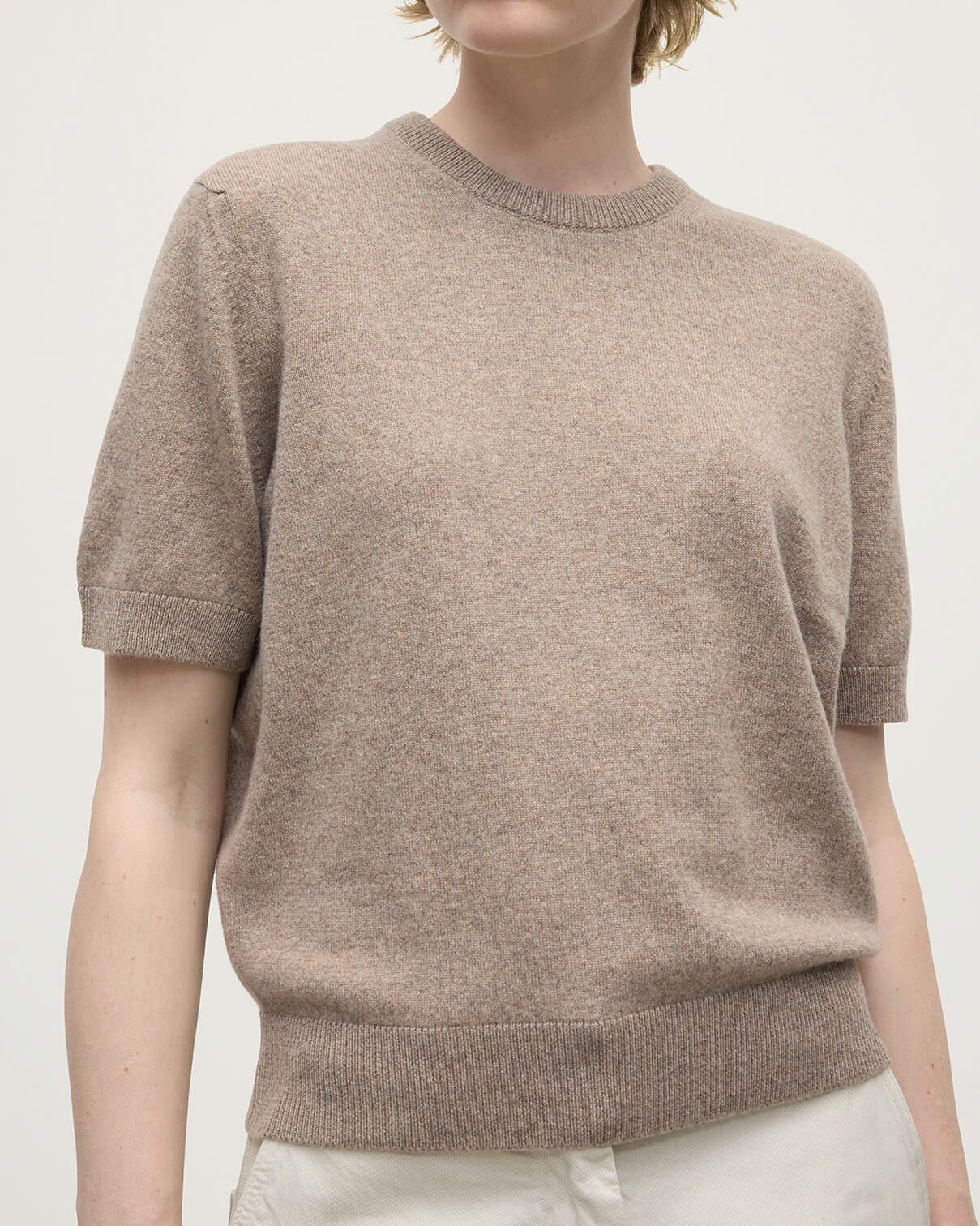 Model wears Johnstons of Elgin AW25 Women's Knitwear Ash Classic Cashmere Brown T-shirt details KAP05574HB4334