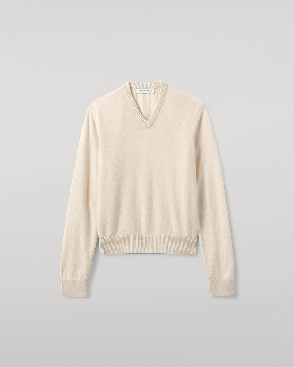 Johnstons of Elgin AW25 Women's Knitwear Champagne Classic Cashmere Cream V Neck Jumper KAP05575SA0502