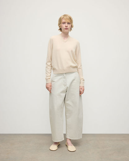 Johnstons of Elgin AW25 Women's Knitwear Champagne Classic Cashmere Cream V Neck Jumper KAP05575SA0502