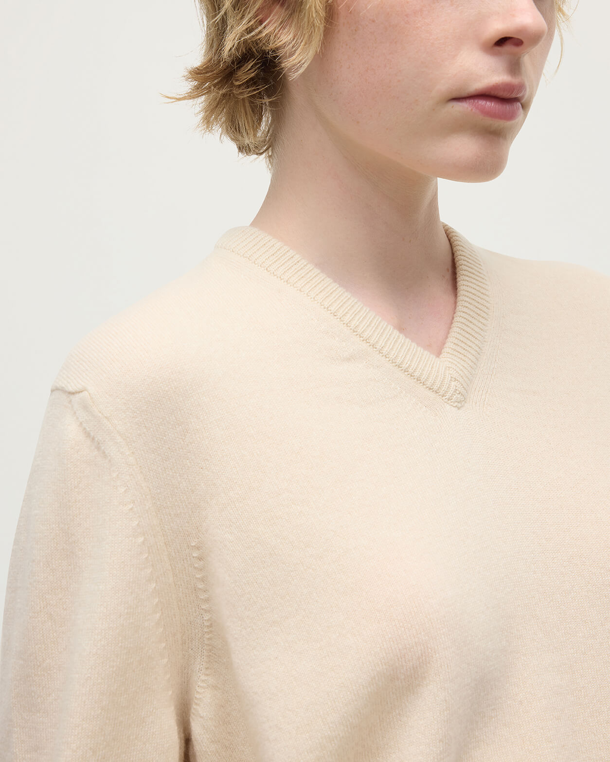 Johnstons of Elgin AW25 Women's Knitwear Champagne Classic Cashmere Cream V Neck Jumper KAP05575SA0502