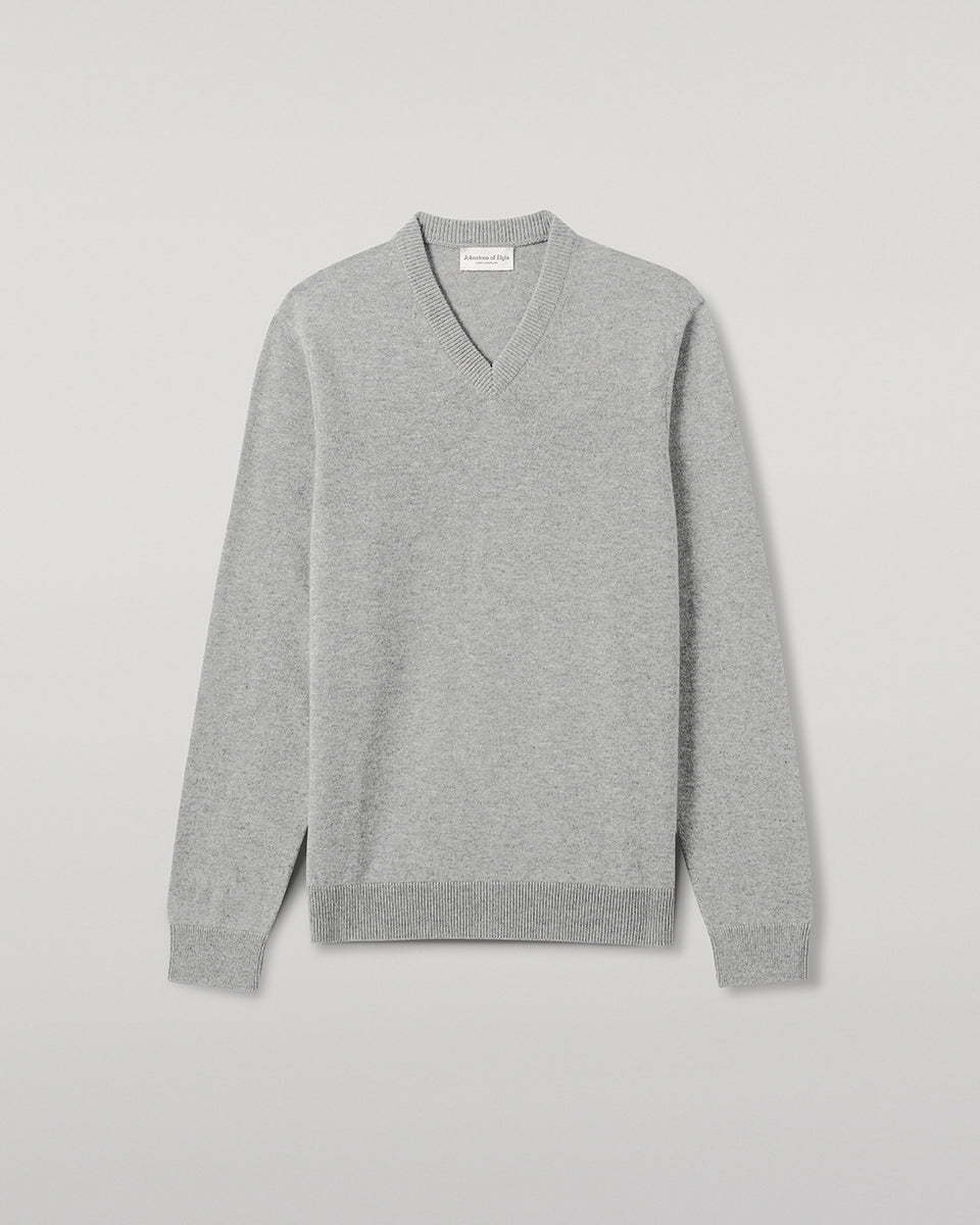 Johnstons of Elgin AW25 Men's Knitwear Light Grey Classic Cashmere Grey V Neck Jumper KAP05594HA0308