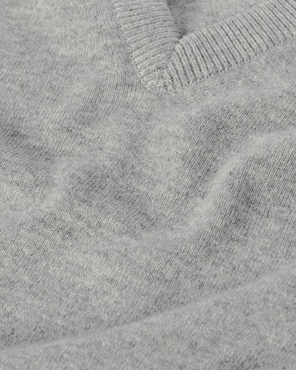 Johnstons of Elgin AW25 Men's Knitwear Light Grey Classic Cashmere Grey V Neck Jumper KAP05594HA0308