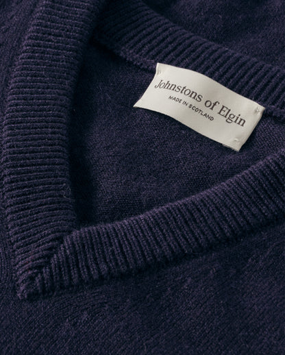 Johnstons of Elgin  Men's Knitwear Dark Navy Classic Cashmere Navy V Neck KAP05594SD7666
