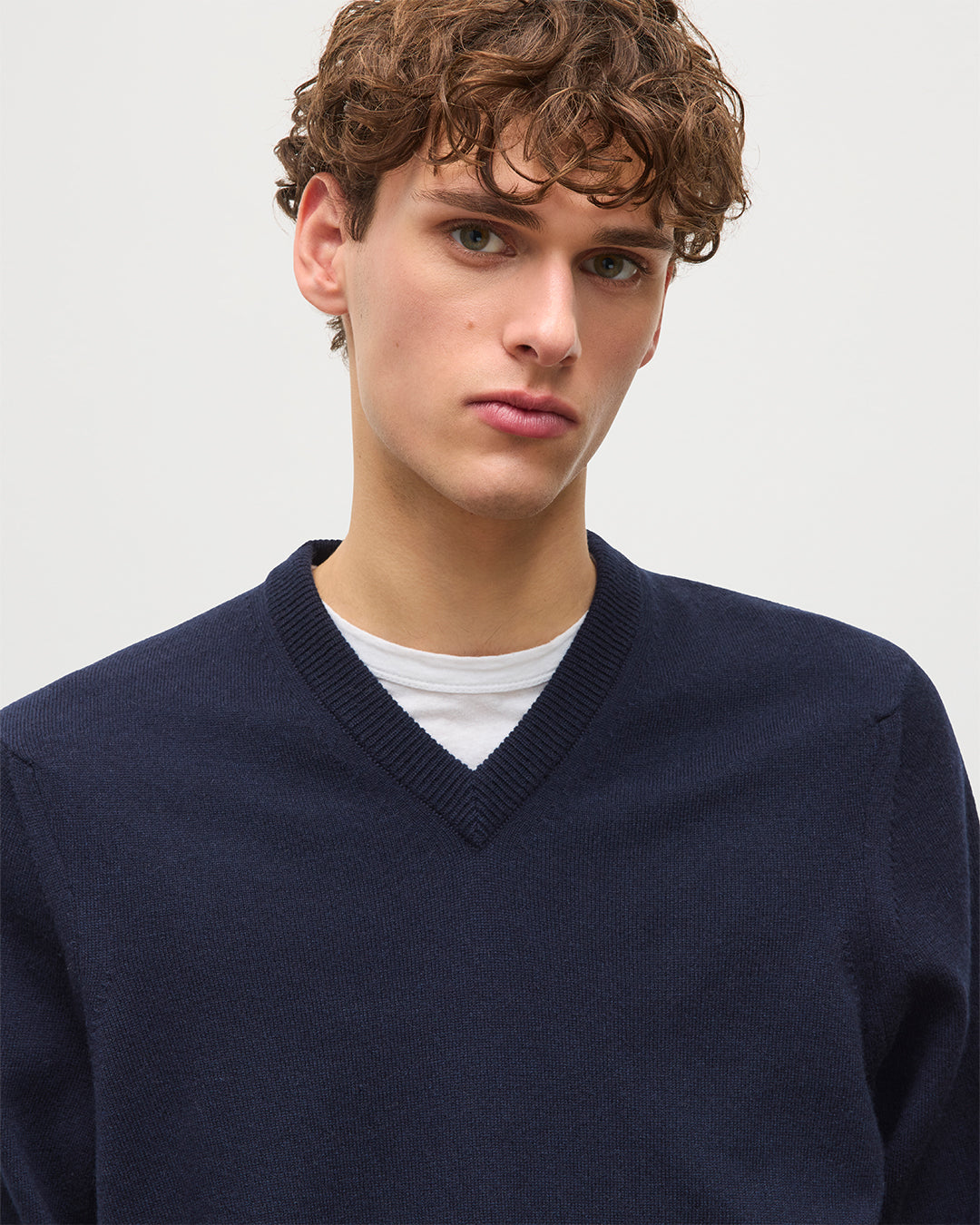Johnstons of Elgin  Men's Knitwear Dark Navy Classic Cashmere Navy V Neck KAP05594SD7666