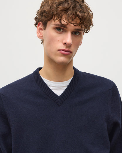 Johnstons of Elgin  Men's Knitwear Dark Navy Classic Cashmere Navy V Neck KAP05594SD7666
