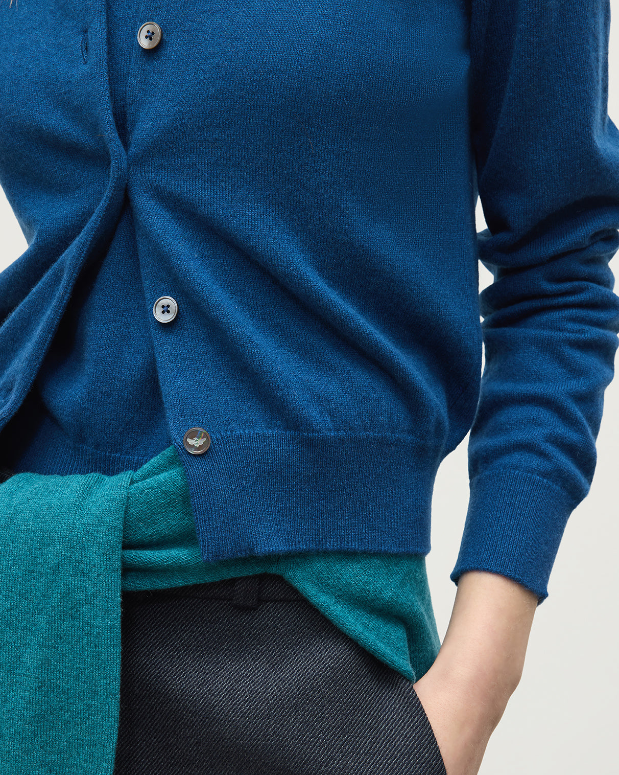 JOHNSTONS OF ELGIN IRIS CREW CARDIGAN PETITE CASHMERE ROUND NECK CARDIGAN - 2 PLY BLUE 100% CASHMERE KAP05704SD5369