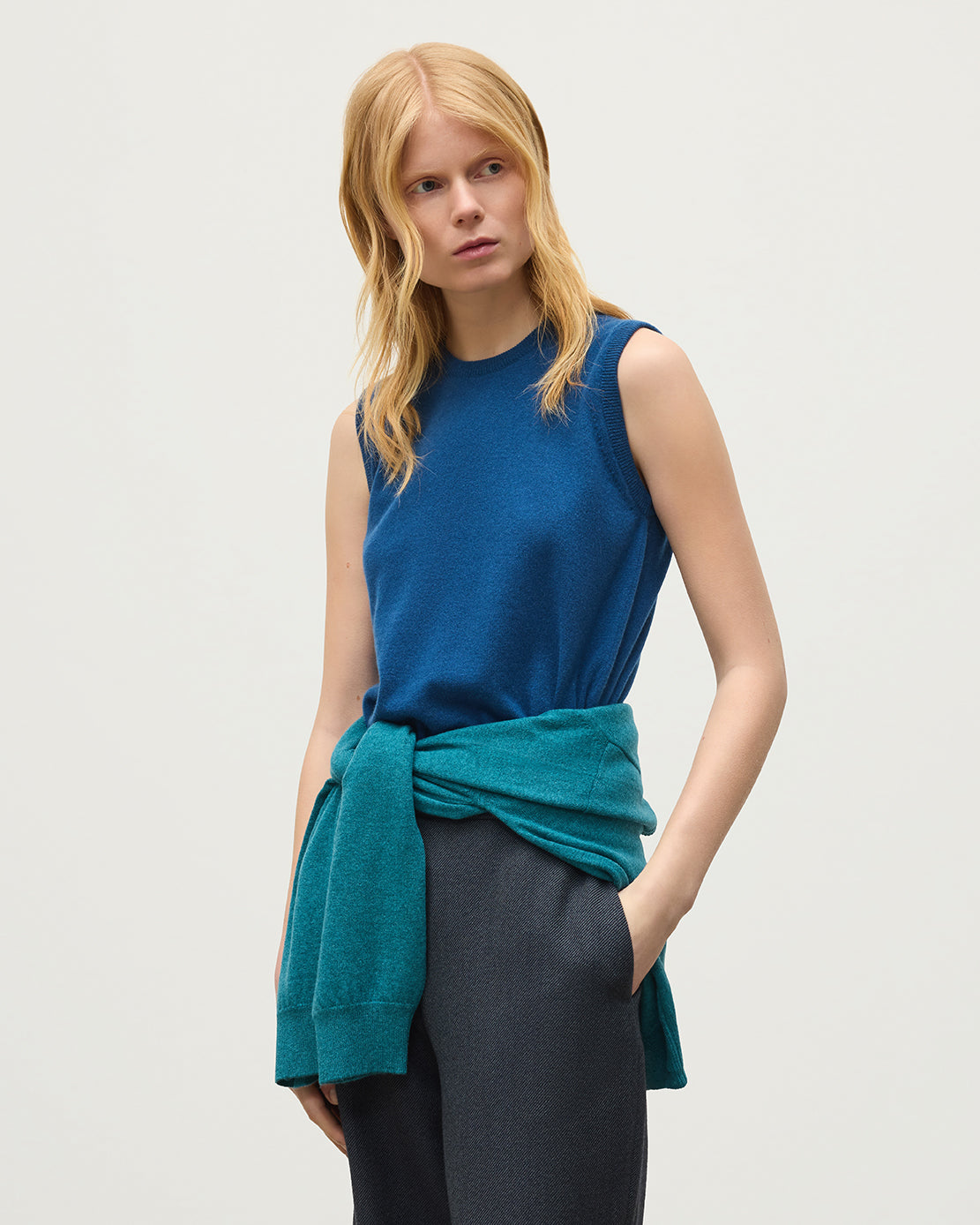 JOHNSTONS OF ELGIN IRIS SLEEVELESS CREW PETITE CASHMERE ROUND NECK TANK - 2 PLY BLUE 100% CASHMERE KAP05705SD5369