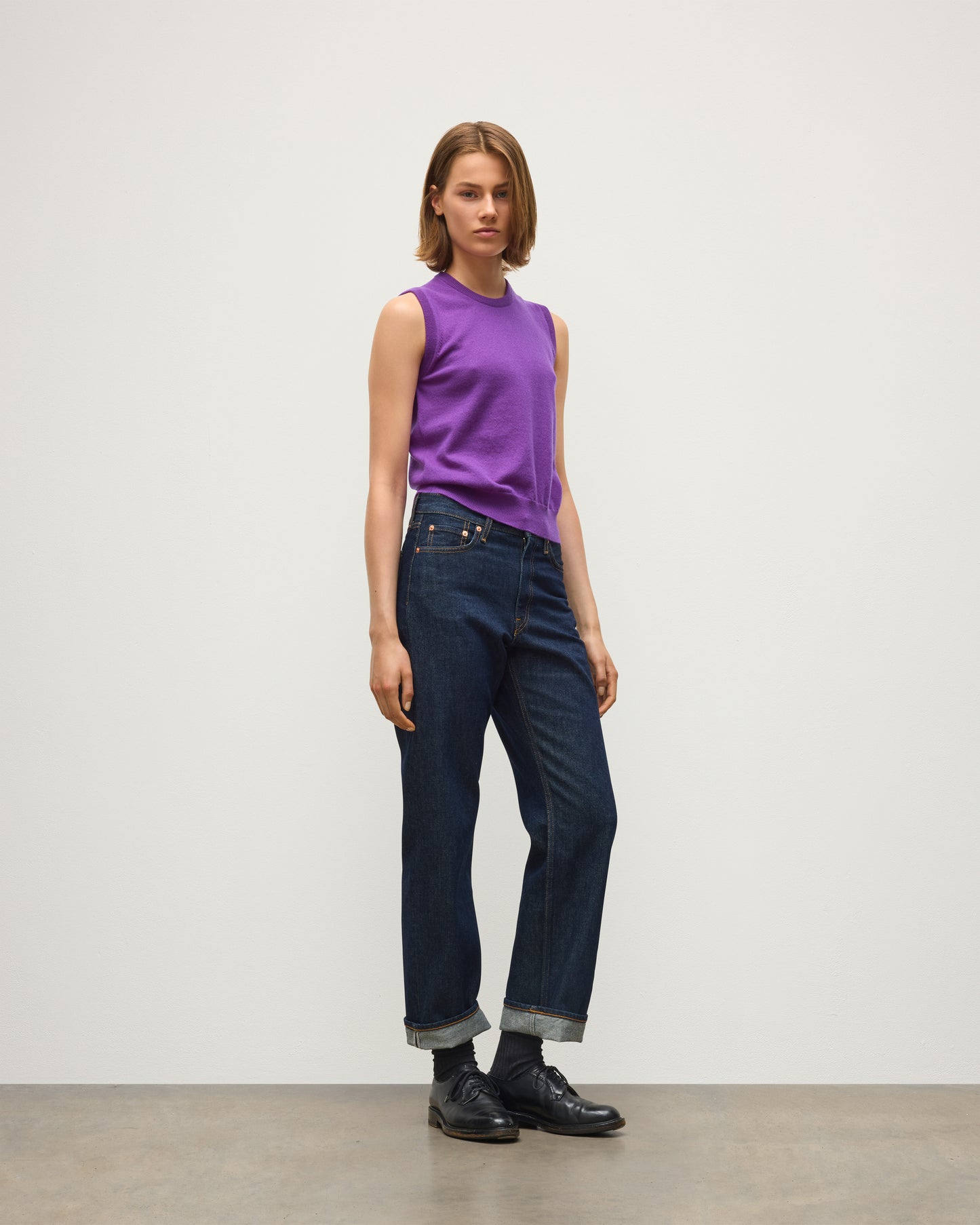 JOHNSTONS OF ELGIN IRIS SLEEVELESS CREW PETITE CASHMERE ROUND NECK TANK - 2 PLY PURPLE 100% CASHMERE KAP05705SD5371
