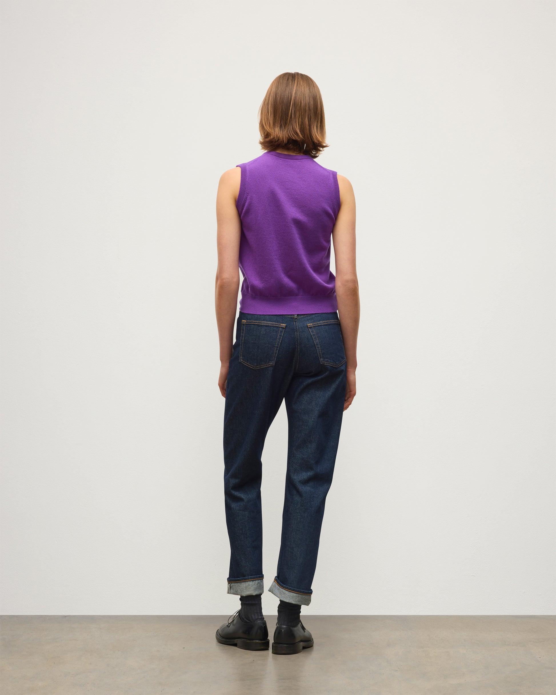 JOHNSTONS OF ELGIN IRIS SLEEVELESS CREW PETITE CASHMERE ROUND NECK TANK - 2 PLY PURPLE 100% CASHMERE KAP05705SD5371
