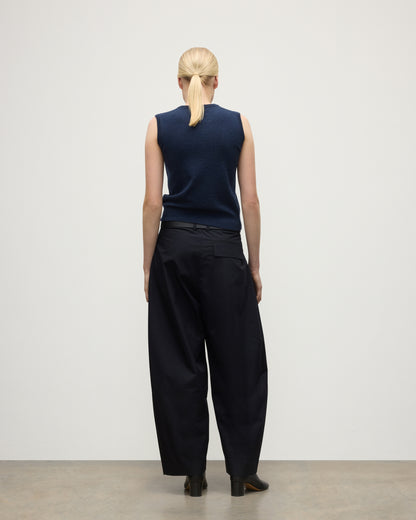 MODEL WEARS JOHNSTONS OF ELGIN WOMENS IRIS CLASSIC SLEEVELESS CREW NAVY 100% CASHMERE KAP05705HD7350