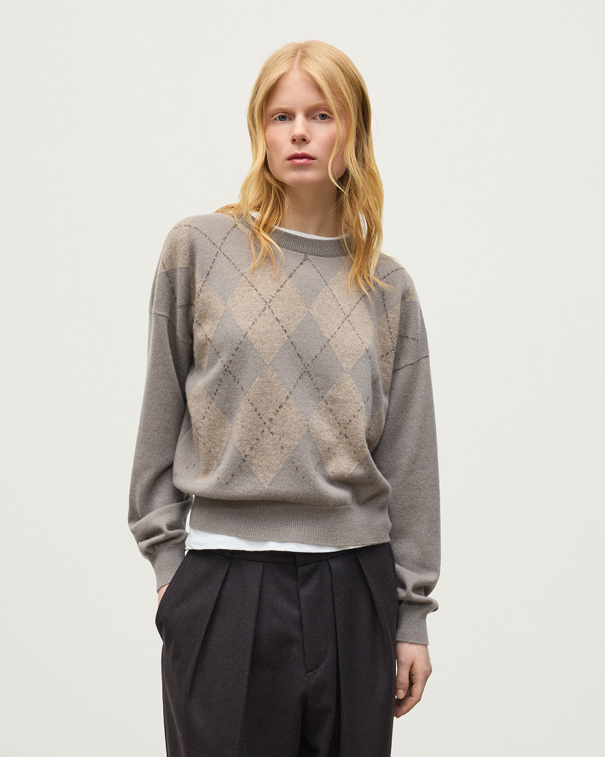 JOHNSTONS OF ELGIN CLAN SLOUCH SWEATER CASHMERE ARGYLE INTARSIA ROUND NECK SLOUCH SWEATER - 2 PLY GREY 100% CASHMERE KAP05732JU1656