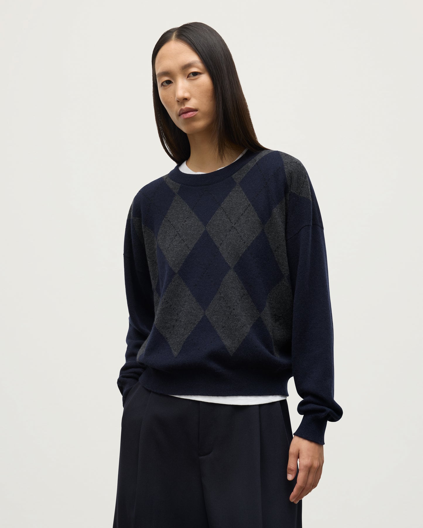 MODEL WEARS JOHNSTONS OF ELGIN WOMENS CLAN SLOUCH CREW NAVY 100% CASHMERE KAP05732JU1606
