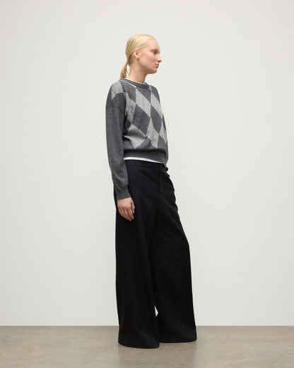 MODEL WEAR JOHNSTONS OF ELGIN WOMENS CLAN SLOUCH CREW GREY 100% CASHMERE, OVER A WHITE TEE  WITH BLACK TROUSERS KAP05732JU1607