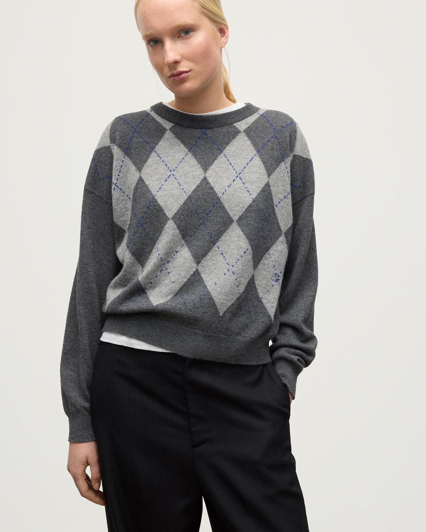 MODEL WEAR JOHNSTONS OF ELGIN WOMENS CLAN SLOUCH CREW GREY 100% CASHMERE KAP05732JU1607