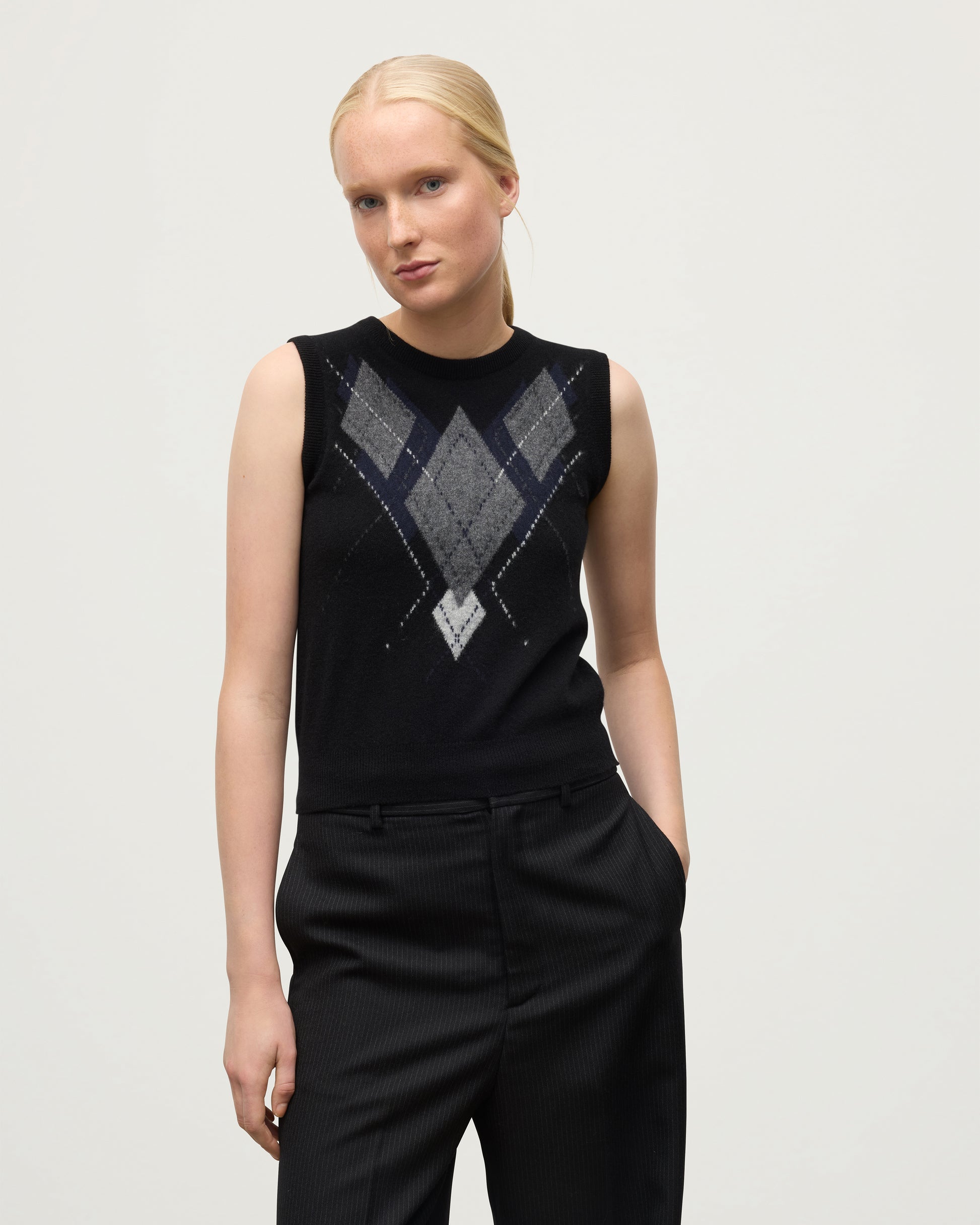 MODEL WEARING JOHNSTONS OF ELGIN WOMENS ARGYLL LE JABOTS SLEEVELESS CREW BLACK 100% CASHMERE KAP05766JU1609