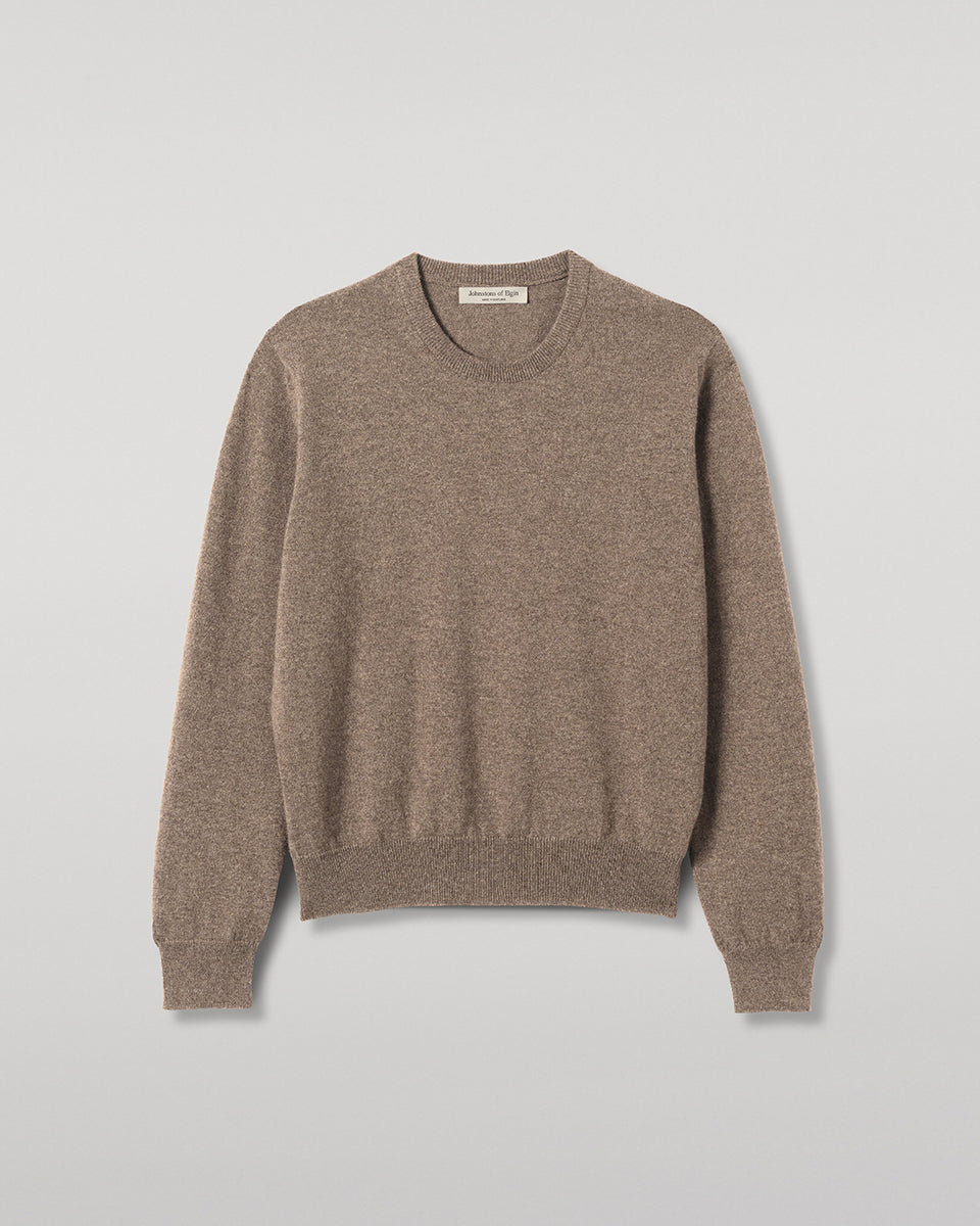 JOHNSTONS OF ELGIN LUNAN CREW SWEATER CLASSIC CASHMERE ROUND NECK SWEATER - 2 PLY BROWN 100% CASHMERE WORN WITH LOVAT CASHMERE BEANIE IN ALGIE GREEN KAP05784HB7128