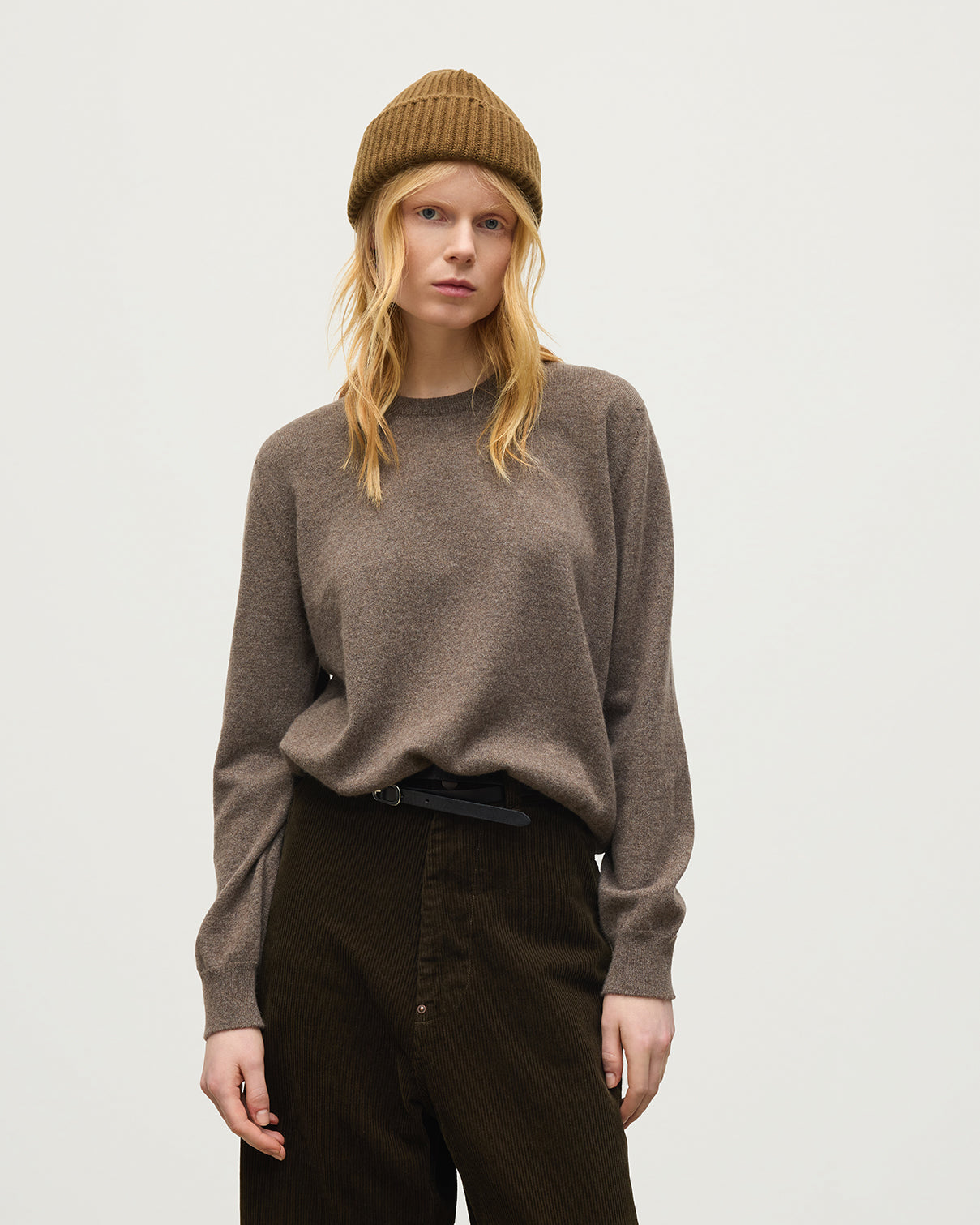 JOHNSTONS OF ELGIN LUNAN CREW SWEATER CLASSIC CASHMERE ROUND NECK SWEATER - 2 PLY BROWN 100% CASHMERE WORN WITH LOVAT CASHMERE BEANIE IN ALGIE GREEN KAP05784HB7128