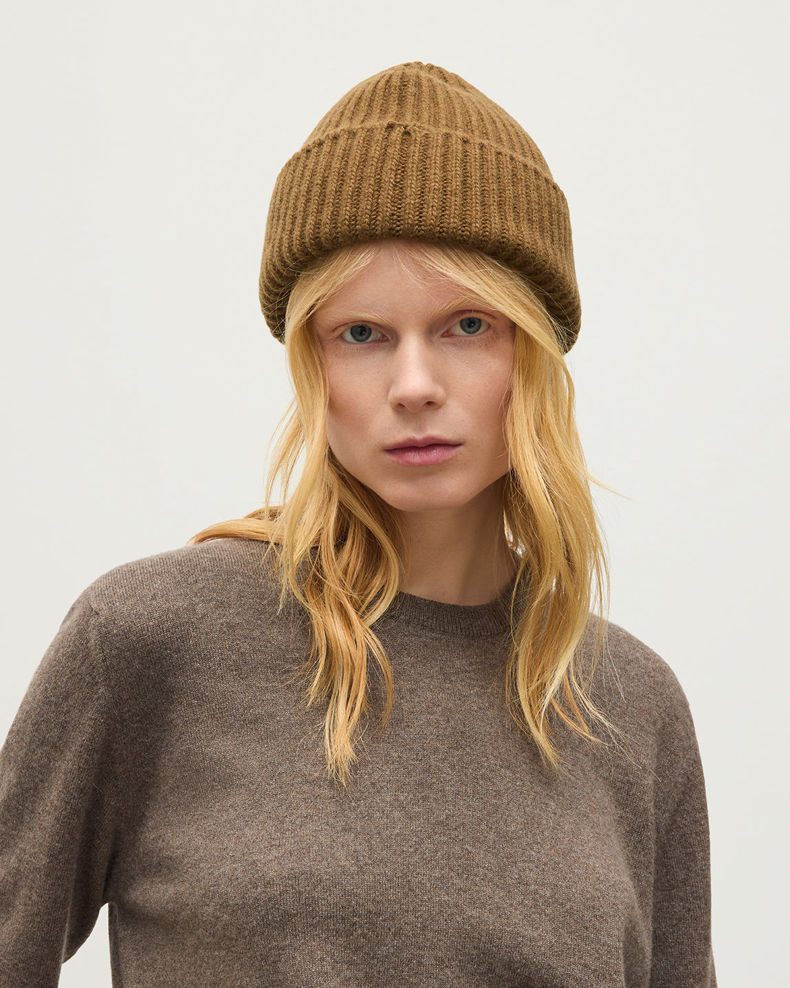 JOHNSTONS OF ELGIN LUNAN CREW SWEATER CLASSIC CASHMERE ROUND NECK SWEATER - 2 PLY BROWN 100% CASHMERE WORN WITH LOVAT CASHMERE BEANIE IN ALGIE GREEN KAP05784HB7128