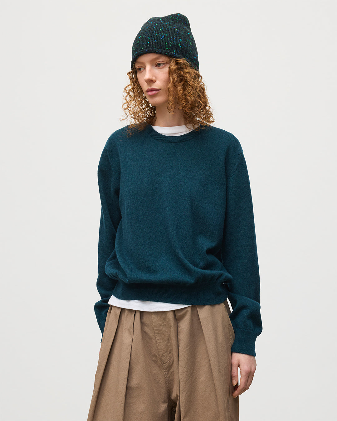 JOHNSTONS OF ELGIN WOMENS LUNAN CLASSIC CREW SWEATER GREEN 100% CASHMERE WITH FIR DONEGAL CASHMERE BEANIE HAT KAP05784SC7341