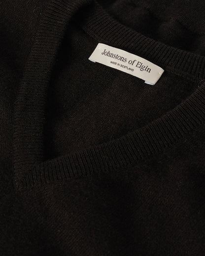 JOHNSTONS OF ELGIN LUNAN VEE SWEATER CLASSIC CASHMERE VEE NECK SWEATER 2 PLY BLACK 100% CASHMERE KAP05807SA7210
