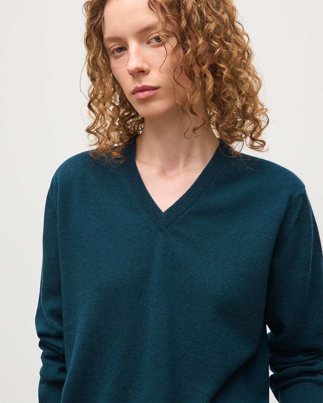 JOHNSTONS OF ELGIN WOMENS LUNAN CLASSIC VEE SWEATER BOTTLE GREEN 100% CASHMERE KAP05807SC7341