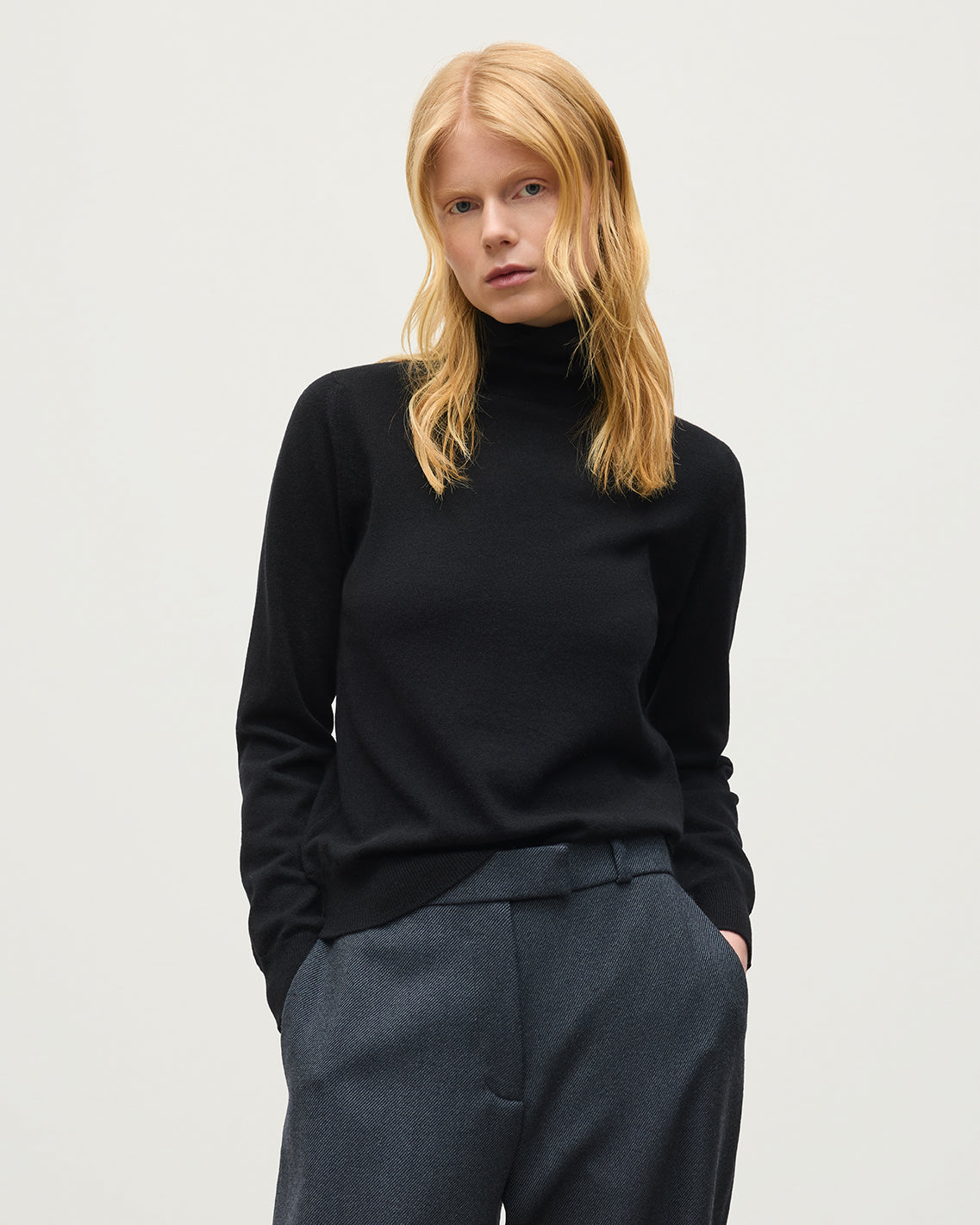 JOHNSTONS OF ELGIN IRIS ROLL NECK SWEATER PETITE CASHMERE ROLL NECK SWEATER - 2 PLY BLACK 100% CASHMERE KAP05952SA7210