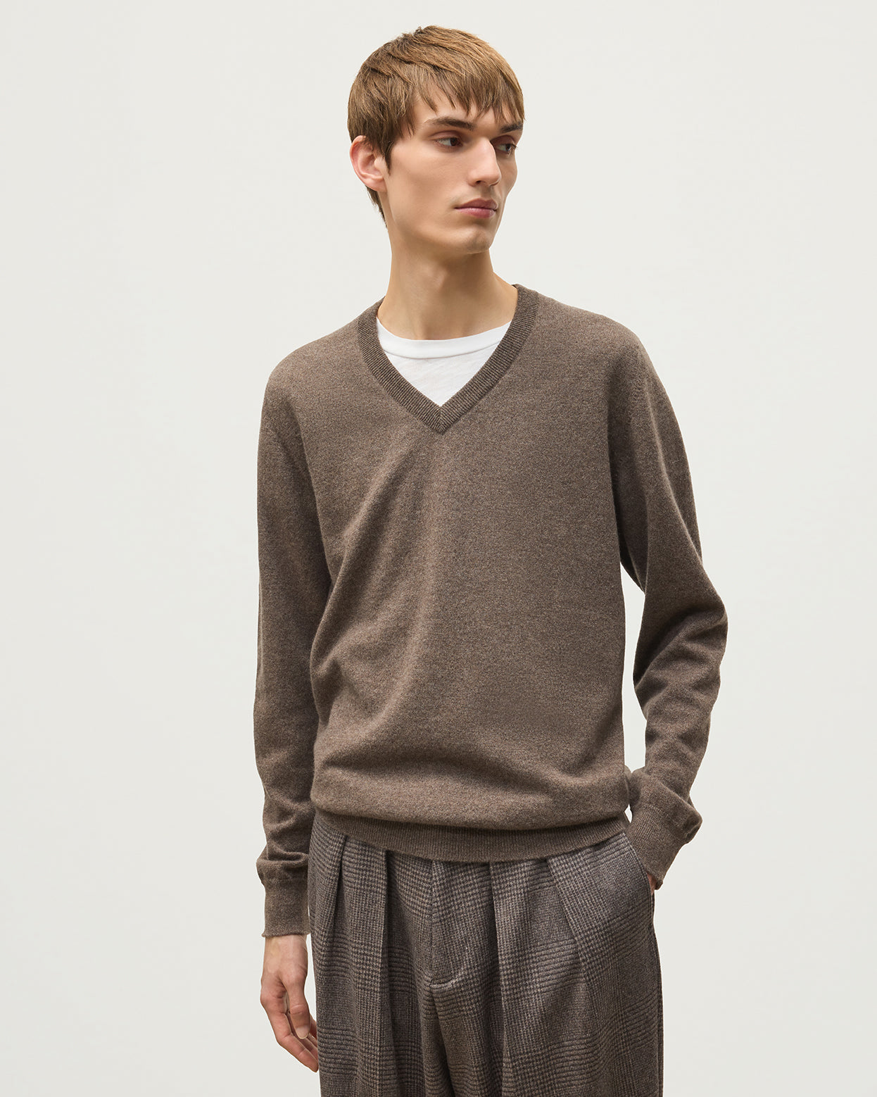 JOHNSTONS OF ELGIN REUBEN VEE NECK CASHMERE VEE NECK SWEATER - 2 PLY BROWN 100% CASHMERE KAP05960HB7128