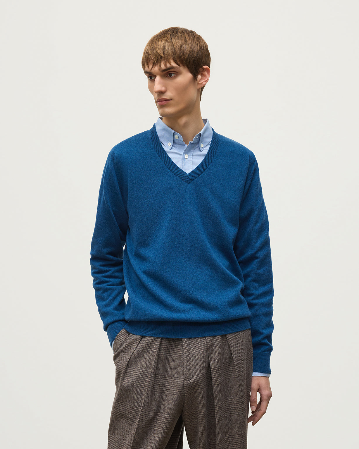 JOHNSTONS OF ELGIN REUBEN VEE NECK CASHMERE VEE NECK SWEATER - 2 PLY BLUE 100% CASHMERE KAP05960SD5369