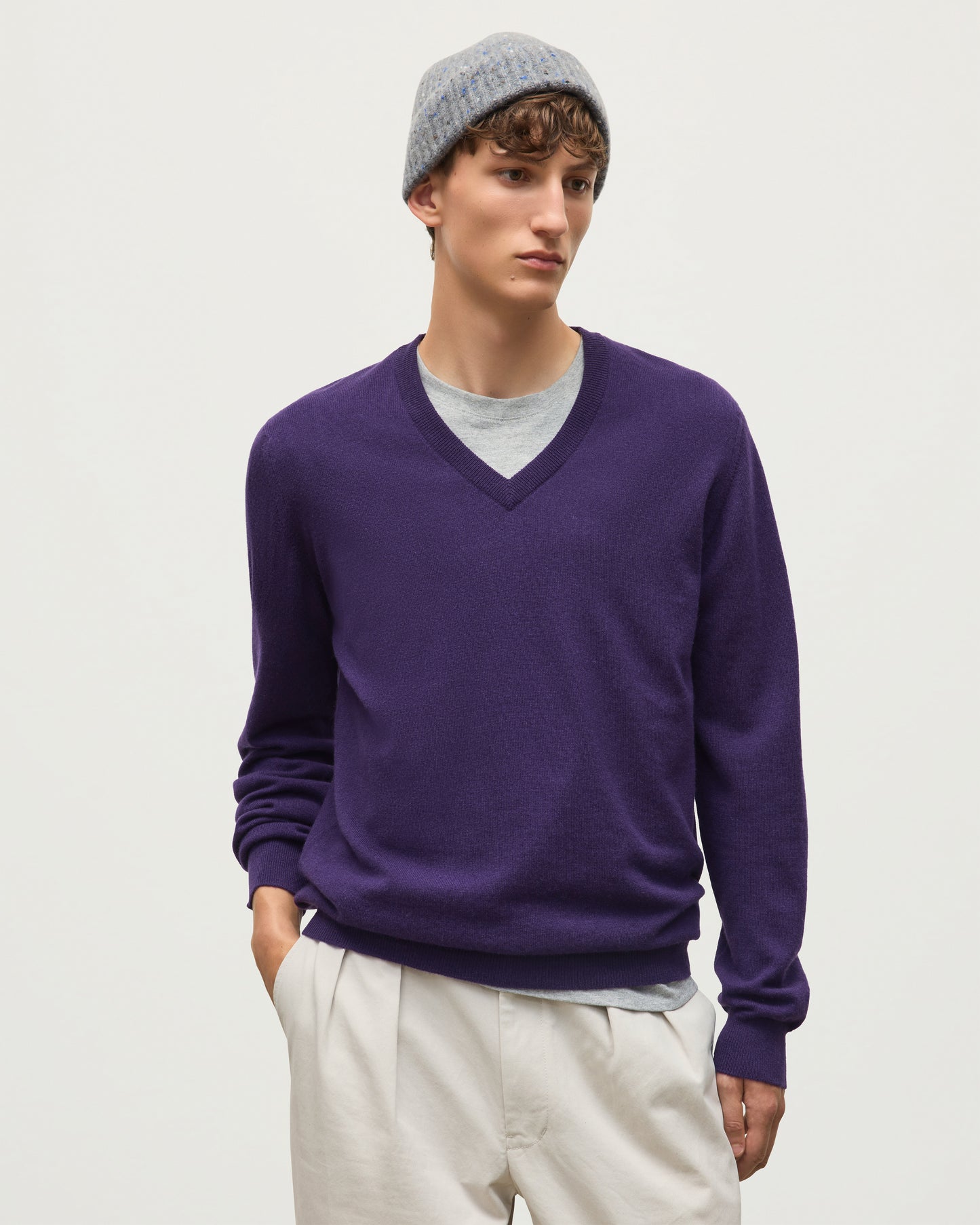 JOHNSTONS OF ELGIN REUBEN VEE NECK CASHMERE VEE NECK SWEATER - 2 PLY DARK PURPLE 100% CASHMERE KAP05960SD5370