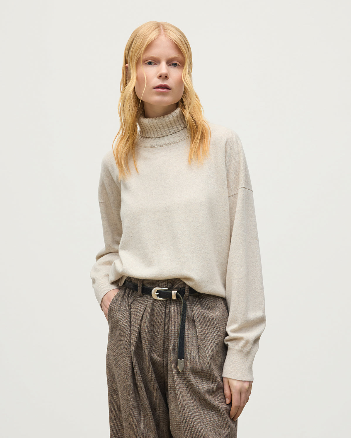 JOHNSTONS OF ELGIN JESSIE ROLL NECK SWEATER CASHMERE ROLL NECK SWEATER WITH EXPOSED SEAM DETAIL & CENTRE BACK SPLIT - 2 PLY NATURAL 100% CASHMERE KAP05987Q26372