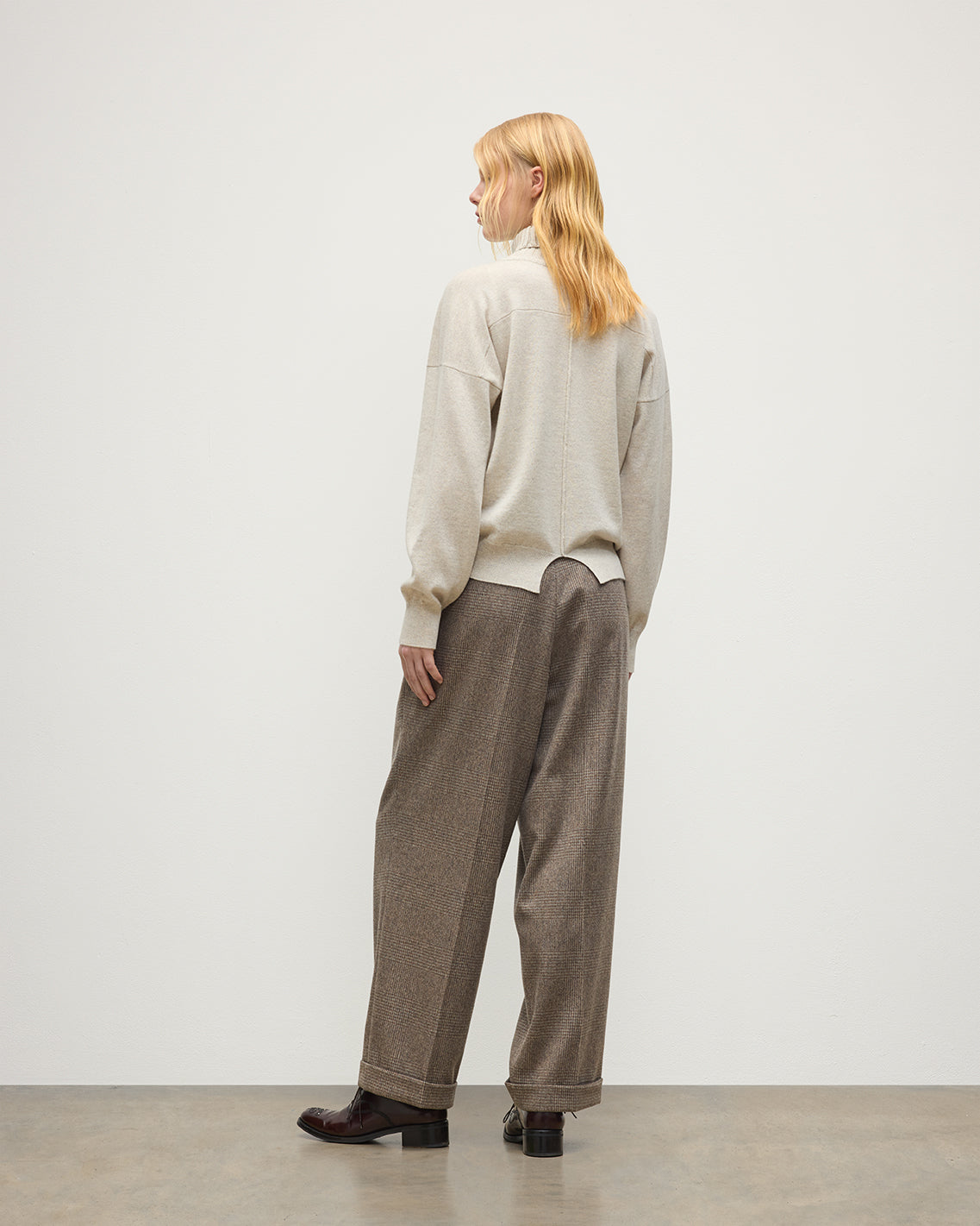 JOHNSTONS OF ELGIN JESSIE ROLL NECK SWEATER CASHMERE ROLL NECK SWEATER WITH EXPOSED SEAM DETAIL & CENTRE BACK SPLIT - 2 PLY NATURAL 100% CASHMERE KAP05987Q26372