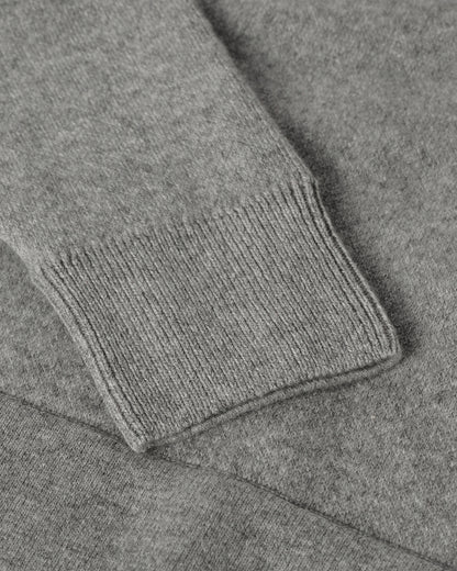 Johnstons of Elgin AW25 Women's Knitwear Light Grey & White Double-Face Grey Cashmere Hoodie Close up KBA01034Q25324