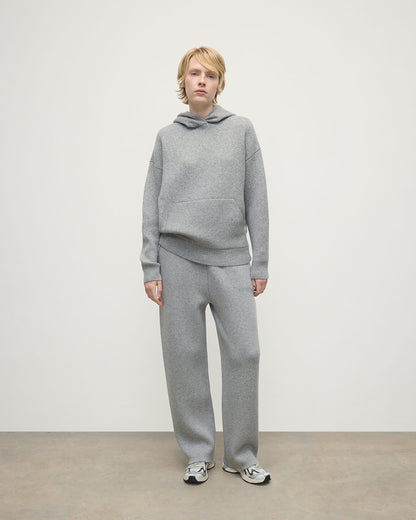 Model wears Johnstons of Elgin AW25 Women's Knitwear Light Grey & White Double-Face Cashmere Tapered-Leg Joggers Front View  KBA01036Q25324