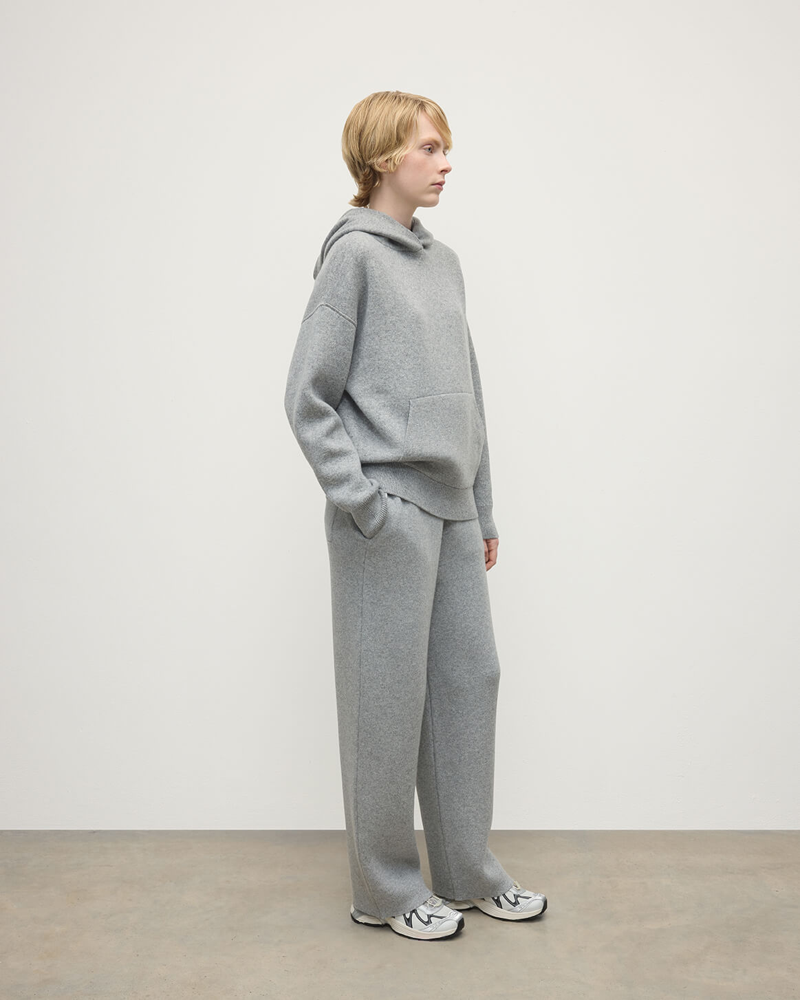 Model wears Johnstons of Elgin AW25 Women's Knitwear Light Grey & White Double-Face Cashmere Tapered-Leg Joggers Side View  KBA01036Q25324