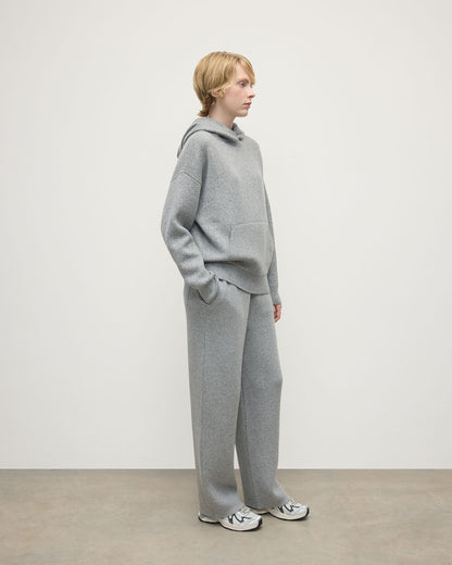 Model wears Johnstons of Elgin AW25 Women's Knitwear Light Grey & White Double-Face Cashmere Tapered-Leg Joggers Side View  KBA01036Q25324