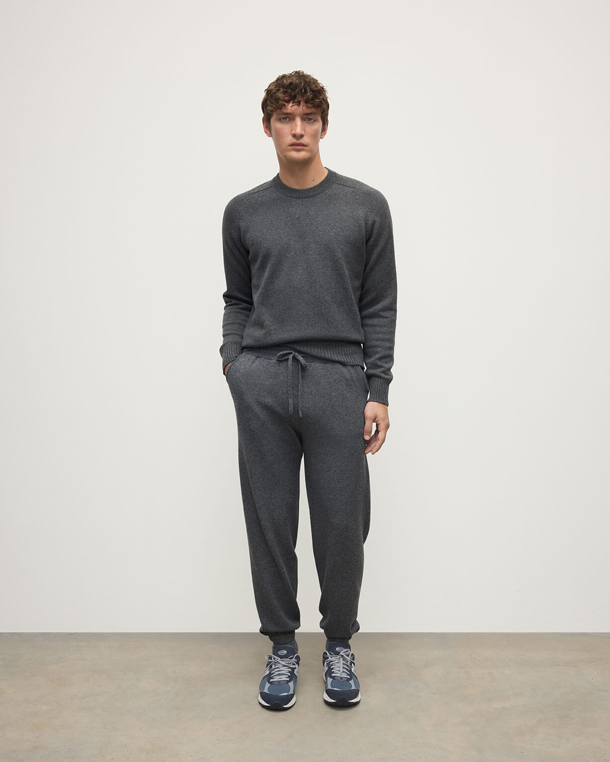 Johnstons of Elgin SS25 Men's Knitwear Mid Grey Tapered Cashmere Joggers with matching cashmere quarter zip neck sweater KBP00948HA0501
